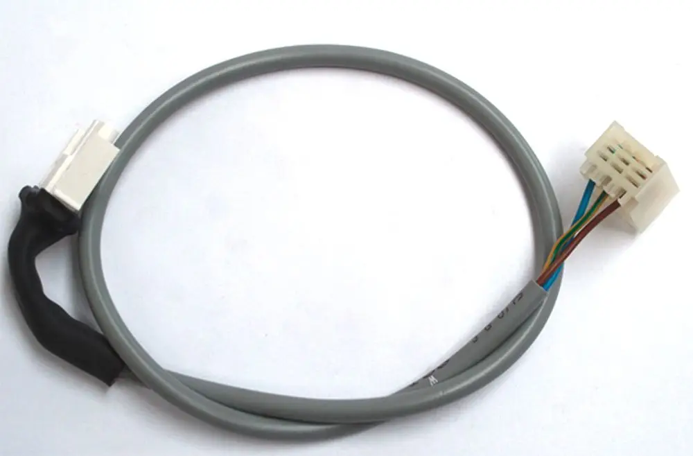 Daikin-Kabel mit zwei Steckverbindungen für Gebläse, ummantelt mit grauem Kunststoff, zur Verwendung in bestimmten Modellen bis Baujahr 2018.